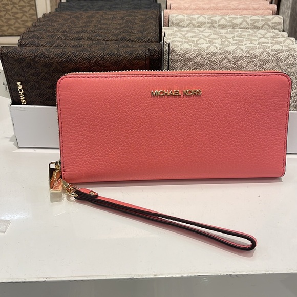 MICHAEL KORS LARGE TRAVEL CONTINENTAL WRISTLET WALLET
COLOR: TEA ROSE NWT - Picture 8 of 16